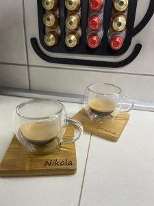 Šoljice sa drvenim podmetačima